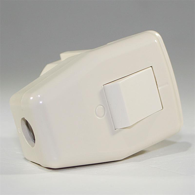 Schutzkontakt-Winkelstecker mit Ein-/Aus Schalter, Farbe weiß